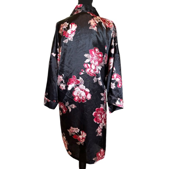 Ambrielle Woman’s Large Black and Red Floral Robe Intimates & Sleepwear - Picture 4 of 5